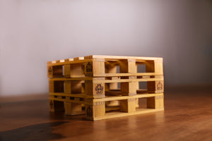 Tarima posavasos, blonda de Madera Makers, grabada.