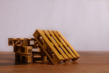 Tarima posavasos, blonda de Madera Makers, grabada.
